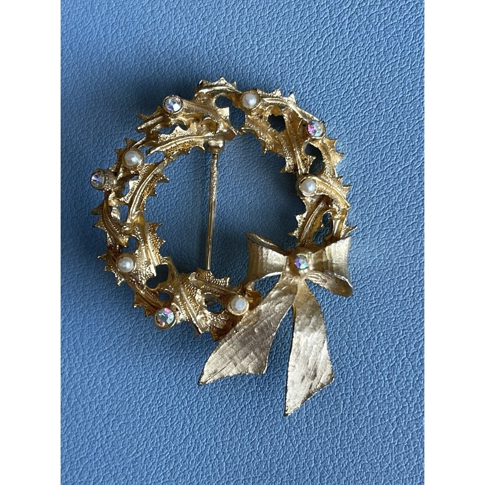Vintage MYLU Matte Gold Tone Christmas Wreath Brooch